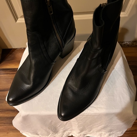 Steve Madden Boots. - Picture 2 of 7